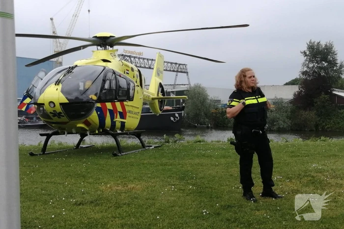 Fietser zwaargewond door botsing met bestelbus