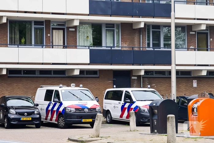 Politie forceert woning en doet onderzoek