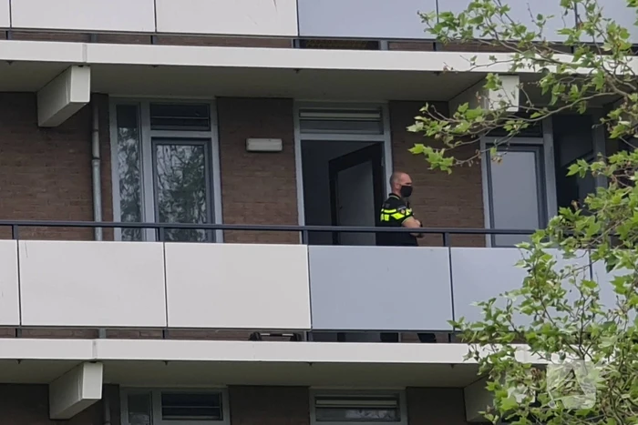 Politie forceert woning en doet onderzoek