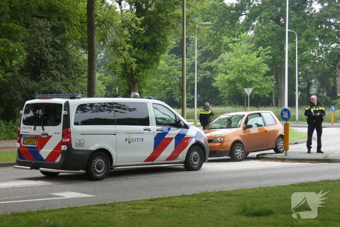 Personenauto heeft lichte schade door botsing tegen stoeprand