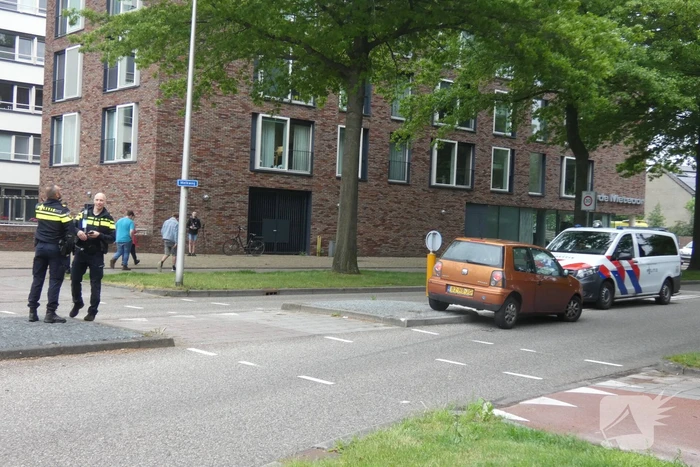 Personenauto heeft lichte schade door botsing tegen stoeprand