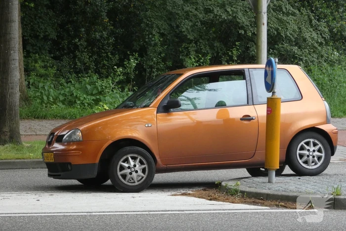Personenauto heeft lichte schade door botsing tegen stoeprand