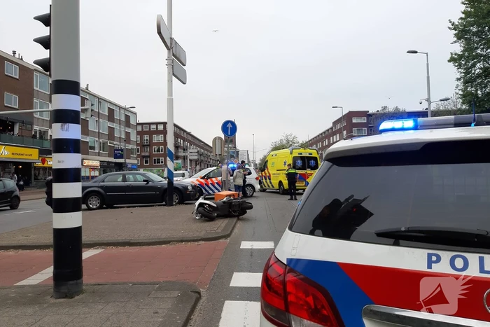 Maaltijdbezorger in botsing met personenauto