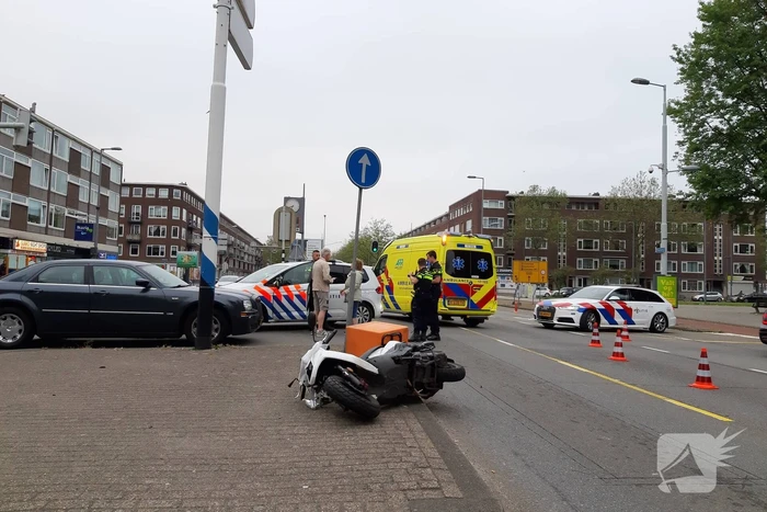 Maaltijdbezorger in botsing met personenauto