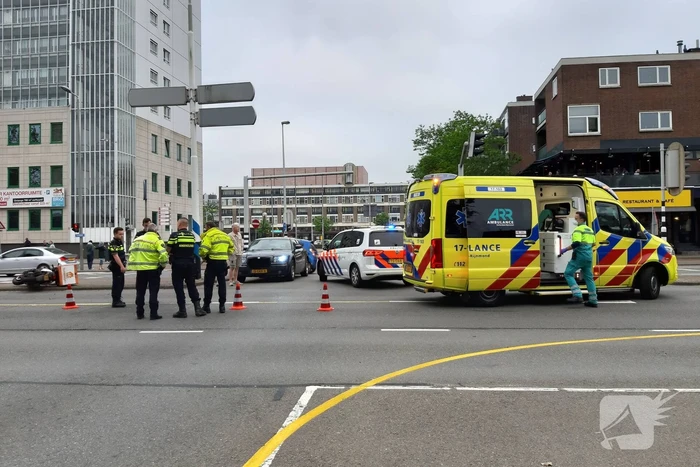 Maaltijdbezorger in botsing met personenauto