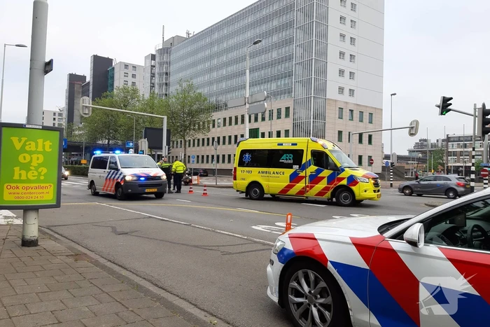 Maaltijdbezorger in botsing met personenauto
