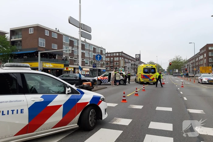 Maaltijdbezorger in botsing met personenauto