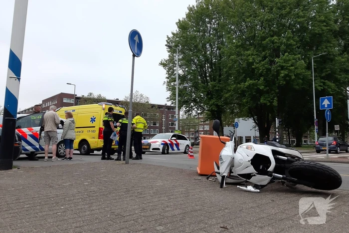 Maaltijdbezorger in botsing met personenauto