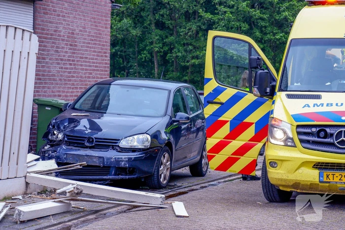 Automobilist belandt tegen schutting