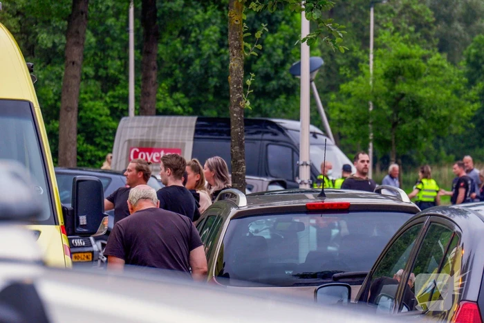 Automobilist belandt tegen schutting