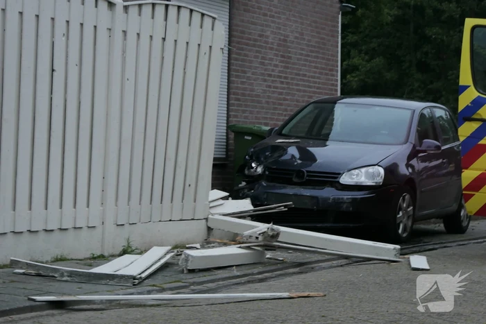 Automobilist belandt tegen schutting
