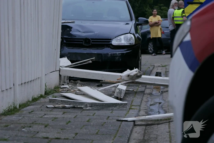 Automobilist belandt tegen schutting