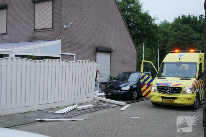 Automobilist belandt tegen schutting