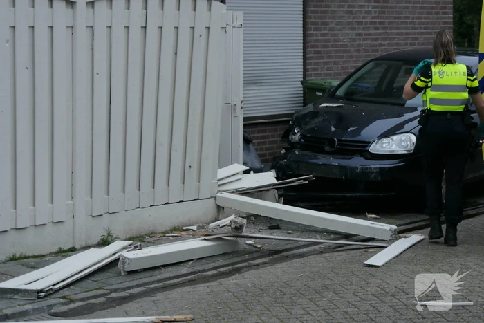 Automobilist belandt tegen schutting