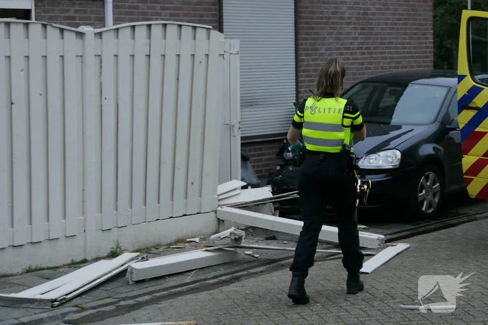 Automobilist belandt tegen schutting