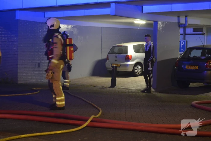 Auto brandt uit in parkeergarage