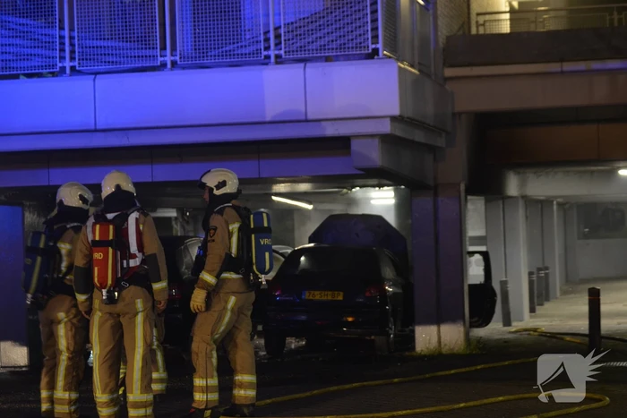 Auto brandt uit in parkeergarage