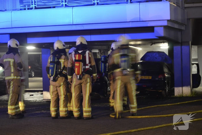 Auto brandt uit in parkeergarage