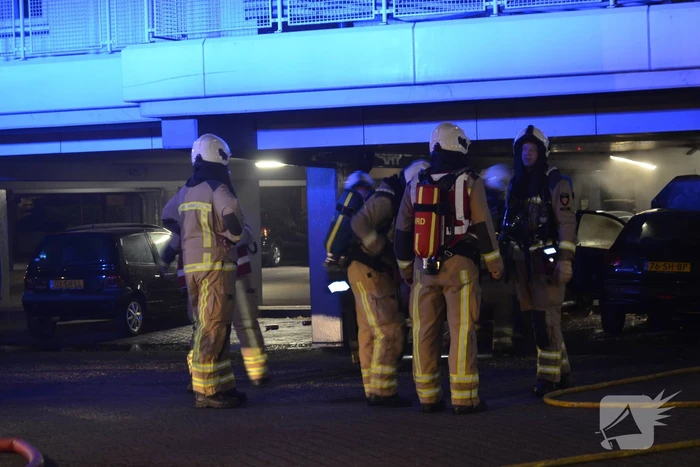 Auto brandt uit in parkeergarage
