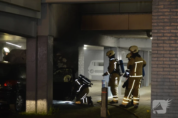 Auto brandt uit in parkeergarage