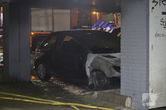 Auto brandt uit in parkeergarage