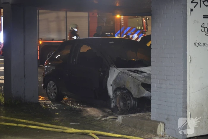 Auto brandt uit in parkeergarage