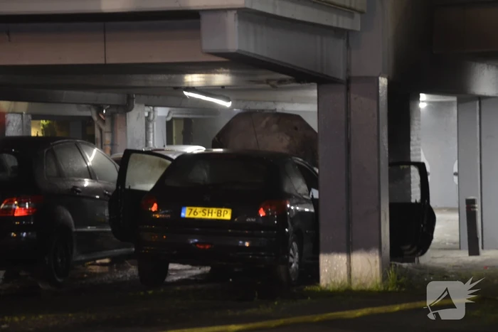 Auto brandt uit in parkeergarage