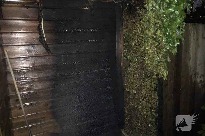 Brand tegen schuurwand
