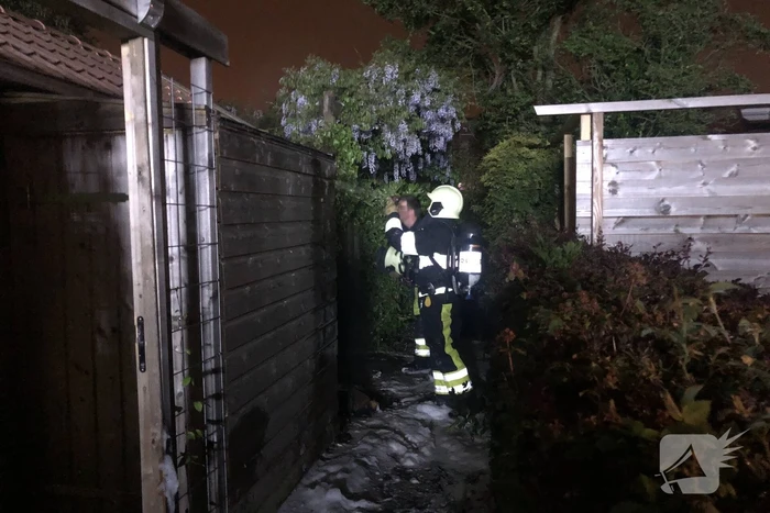 Brand tegen schuurwand