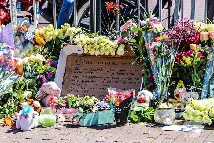 Veel bloemen neergelegd na dodelijk ongeval 7-jarig meisje