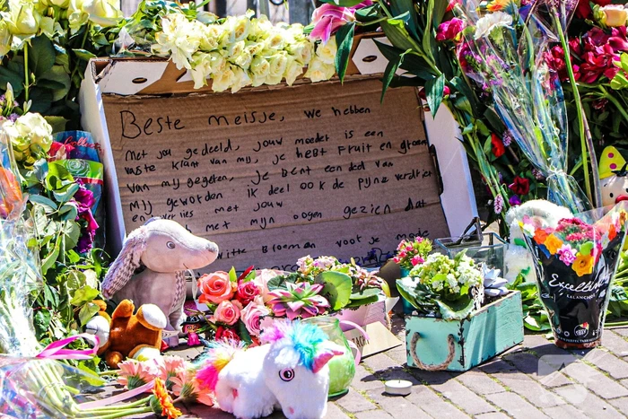 Veel bloemen neergelegd na dodelijk ongeval 7-jarig meisje