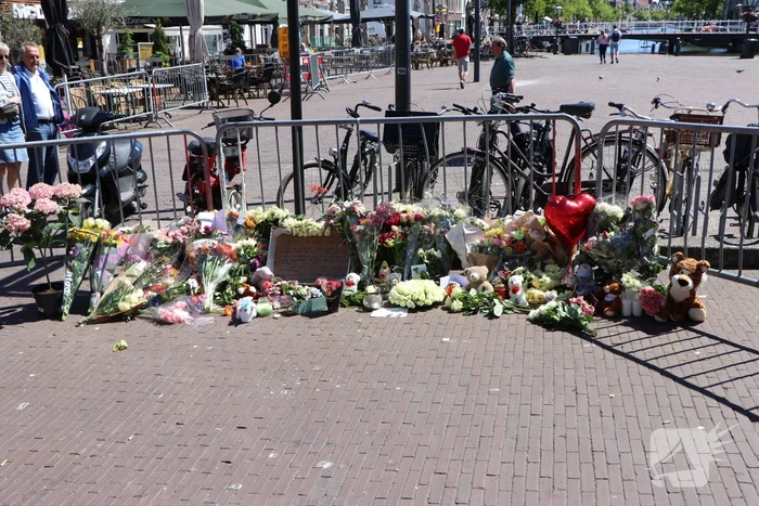 Veel bloemen neergelegd na dodelijk ongeval 7-jarig meisje