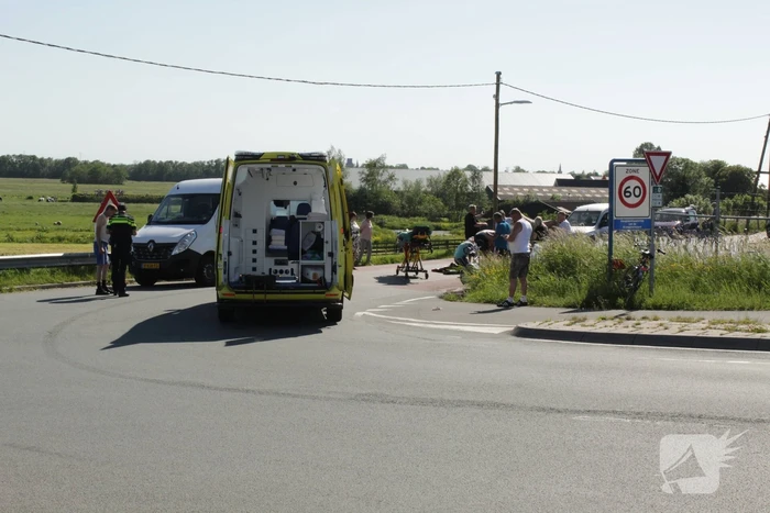 Fietser zwaargewond bij botsing met bestelbus
