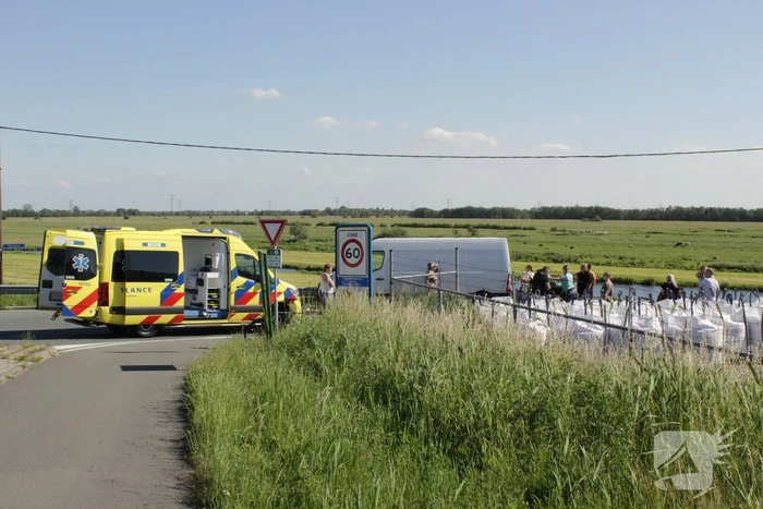 Fietser zwaargewond bij botsing met bestelbus