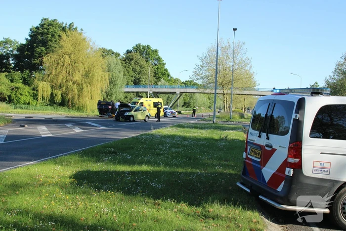 Personenauto belandt ondersteboven door ongeval