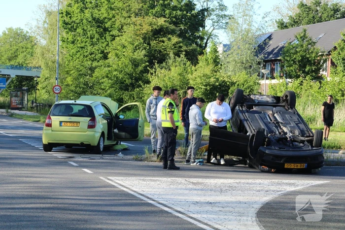 Personenauto belandt ondersteboven door ongeval