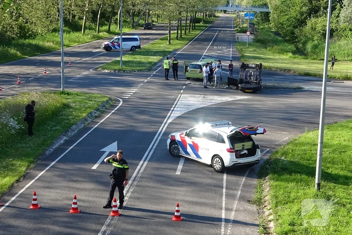 Personenauto belandt ondersteboven door ongeval