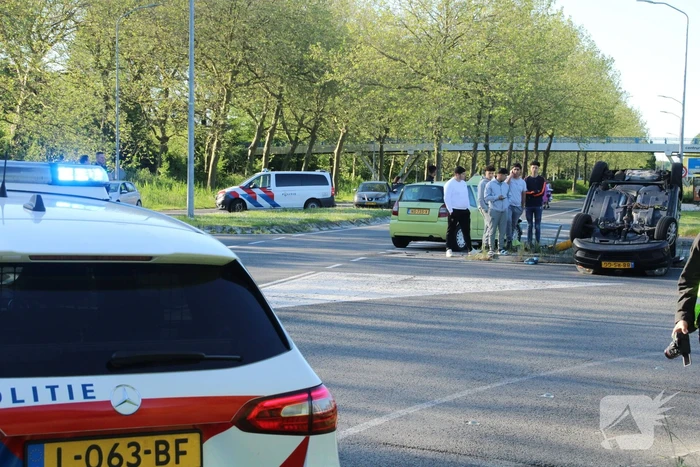 Personenauto belandt ondersteboven door ongeval
