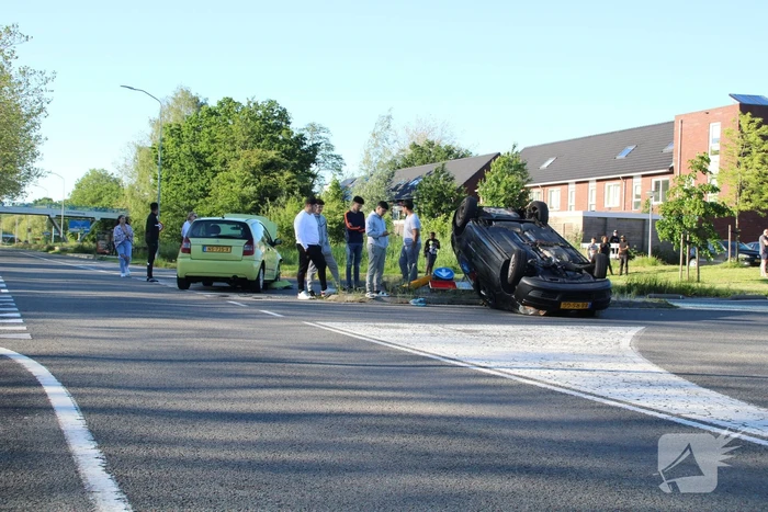 Personenauto belandt ondersteboven door ongeval