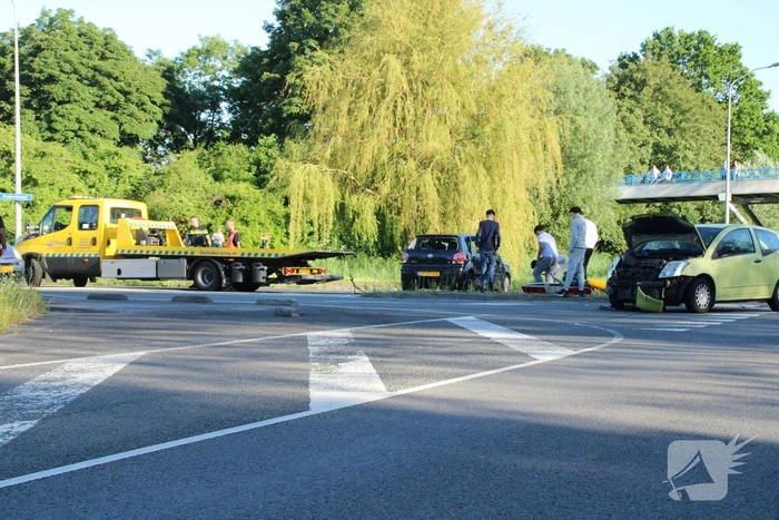 Personenauto belandt ondersteboven door ongeval