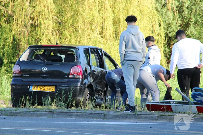 Personenauto belandt ondersteboven door ongeval