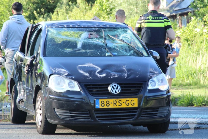 Personenauto belandt ondersteboven door ongeval