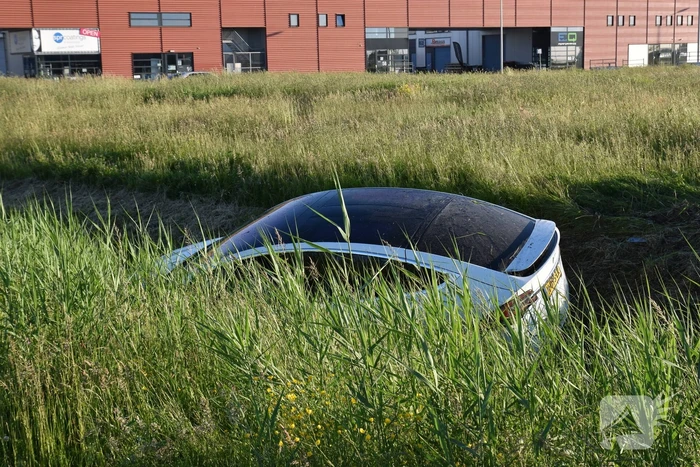 Bestuurder van Tesla verliest macht over het stuur en belandt in sloot
