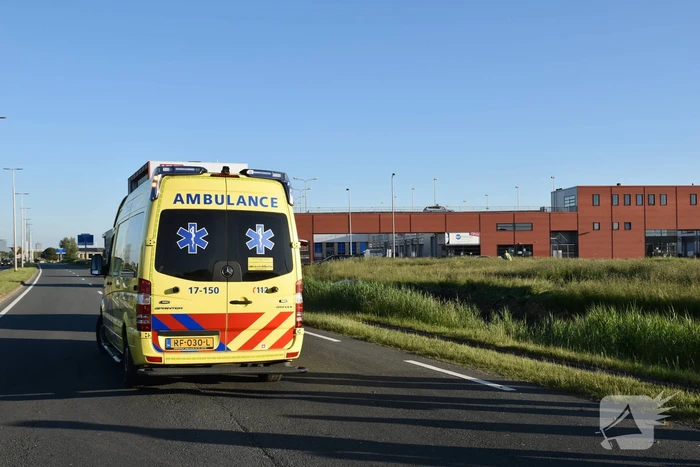 Bestuurder van Tesla verliest macht over het stuur en belandt in sloot