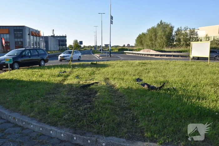 Bestuurder van Tesla verliest macht over het stuur en belandt in sloot