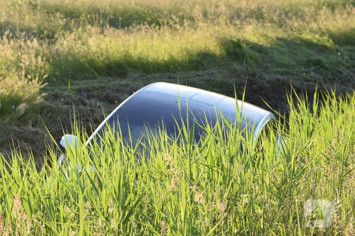 Bestuurder van Tesla verliest macht over het stuur en belandt in sloot