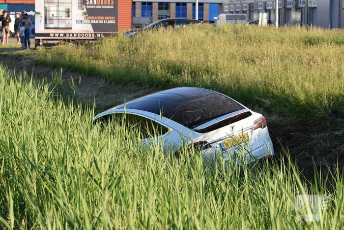 Bestuurder van Tesla verliest macht over het stuur en belandt in sloot
