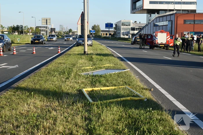 Bestuurder van Tesla verliest macht over het stuur en belandt in sloot
