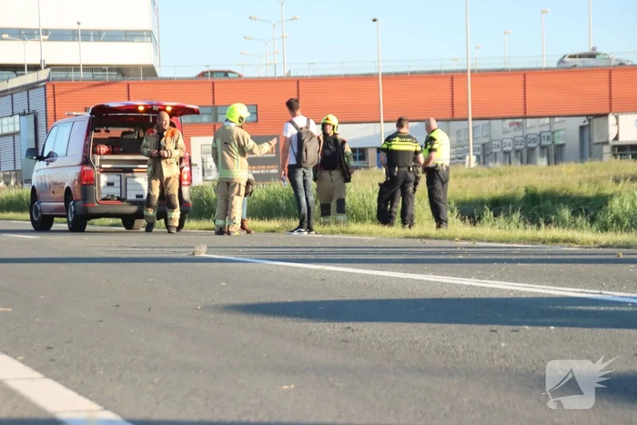 Bestuurder van Tesla verliest macht over het stuur en belandt in sloot