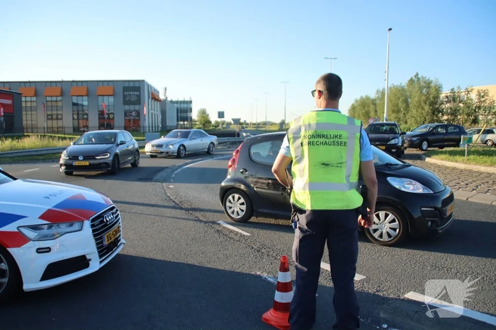 Bestuurder van Tesla verliest macht over het stuur en belandt in sloot